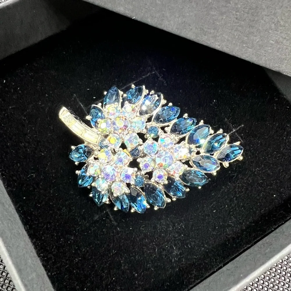 Magnificent!! Trifari brooch Leaf Blue Rhinestone baguette Silver Tone Vtg 50s - Picture 12 of 13